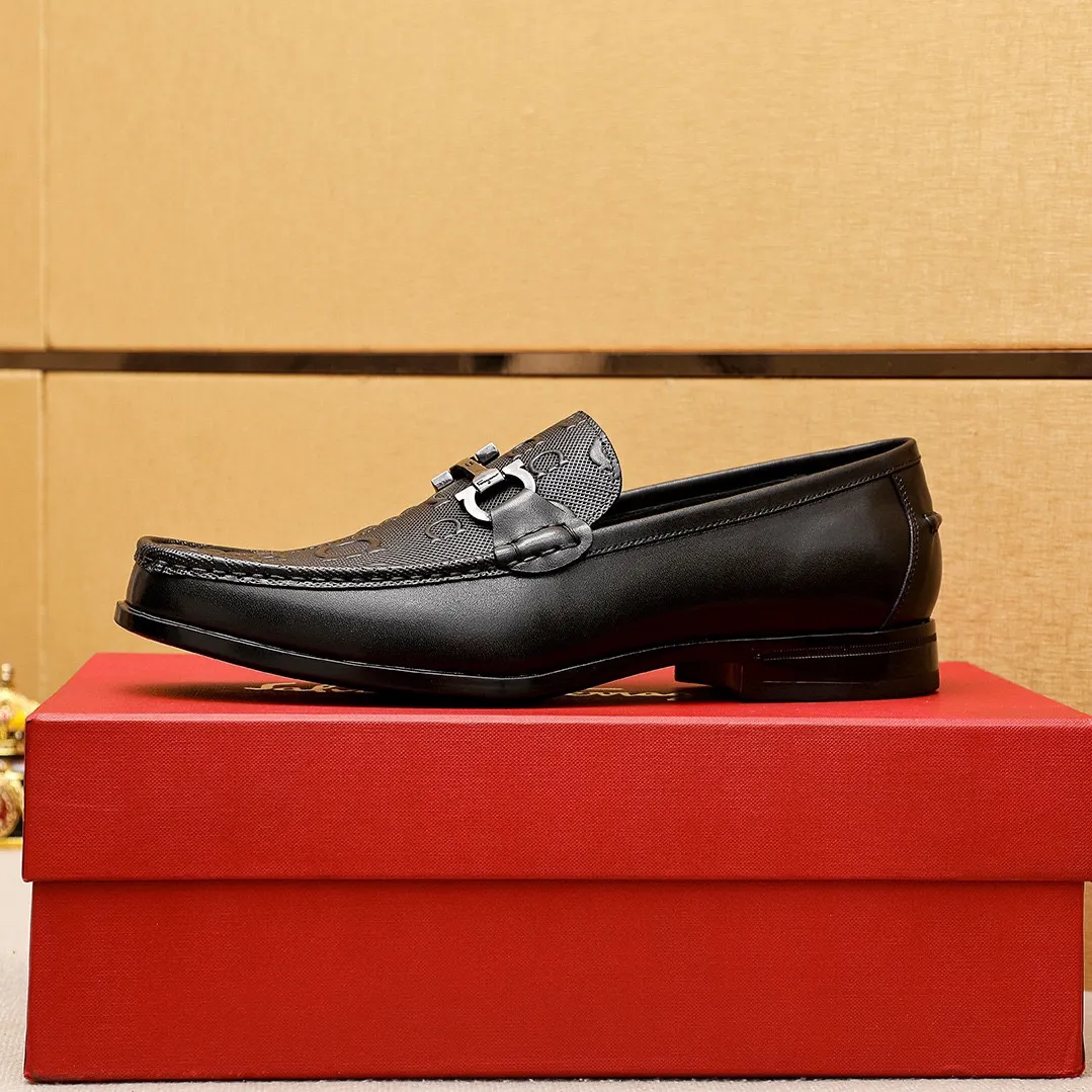 Men's shoes 💰460 💐 Product trademark: Ferragamo "Ferragamo" casual leather shoes Regular size: 38-44 (45.46🉑️customized) Product materials: Selected imported first-layer calfskin embossed upper + luxury hardware buckle, imported water-dyed cow leather lining. Strong three-dimensional visual effect, original rubber outsole Color: 1⃣️color optional